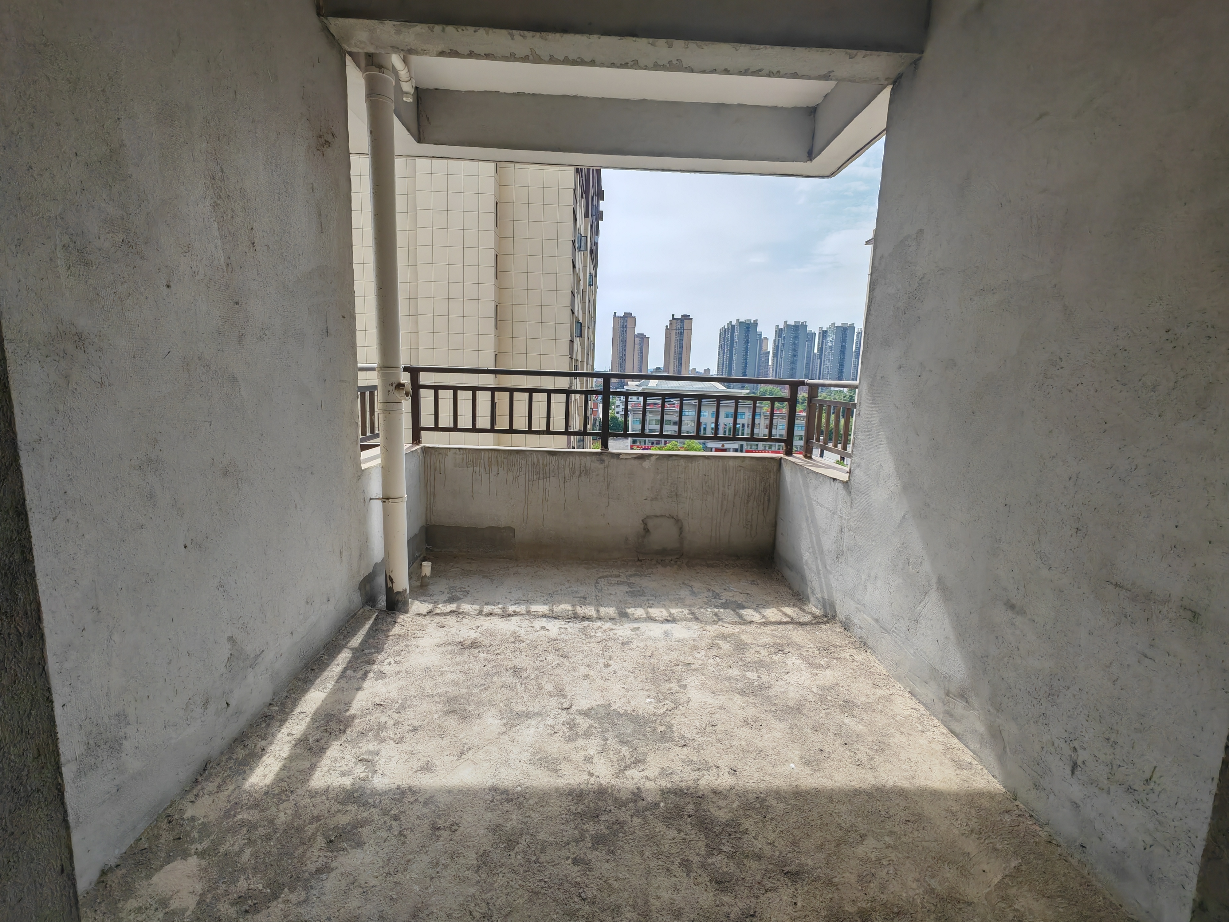 鹏成清华府小高层，四室两厅两卫，证二，131平，10楼，65万，看房电话18307150819