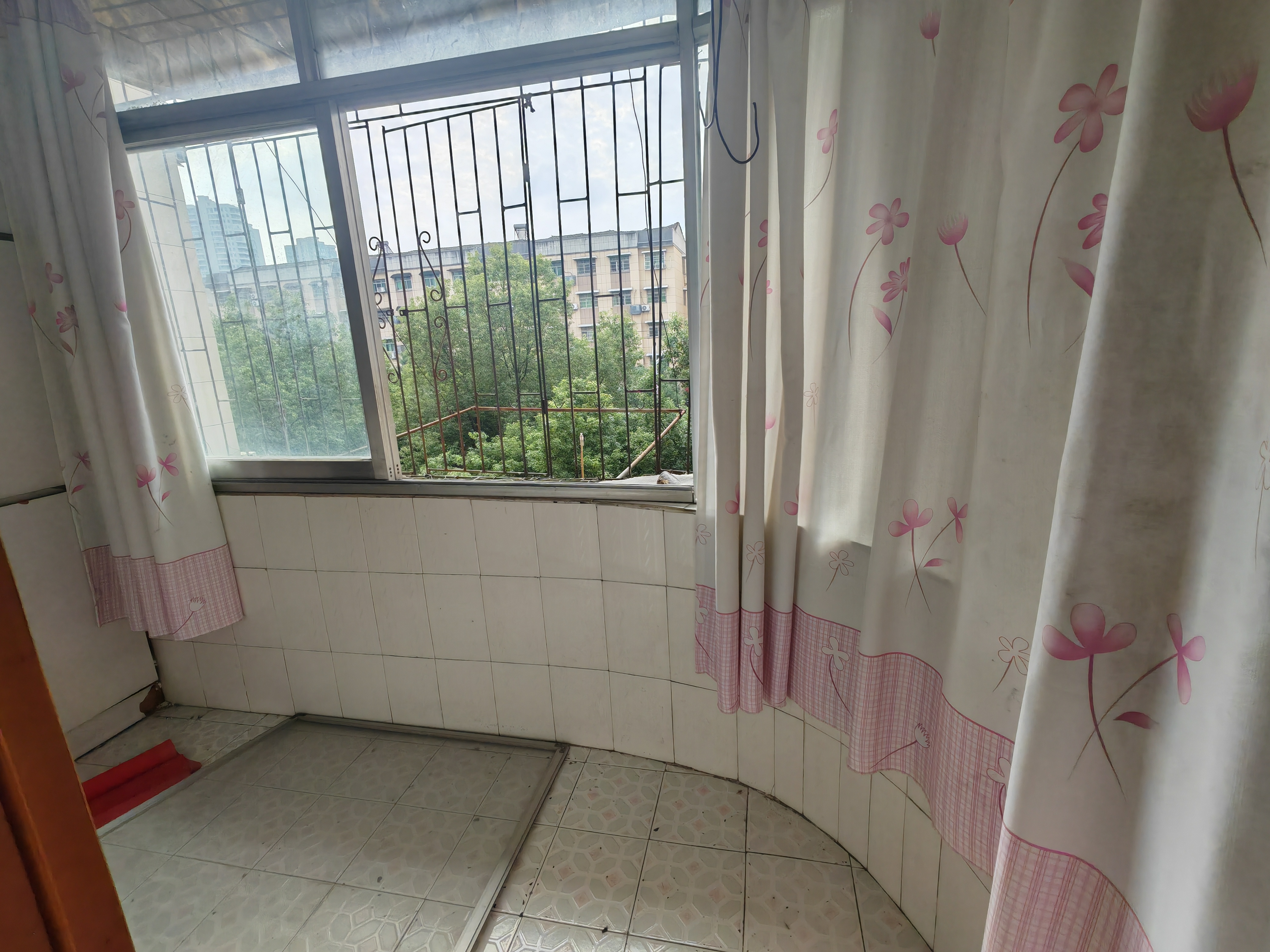 国贸附近针织小区大两房，17万，不动产在手，采光好，商圈便利,看房电话18307150819