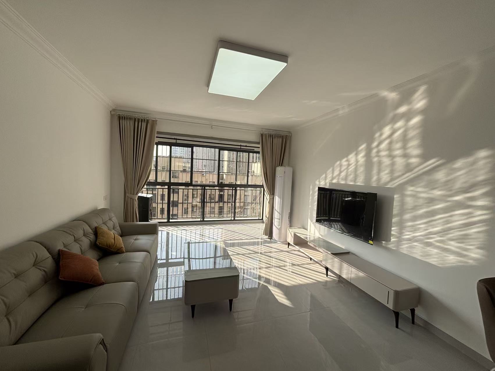 同城上都·精装修·3室2厅2卫·初次出租1800/月