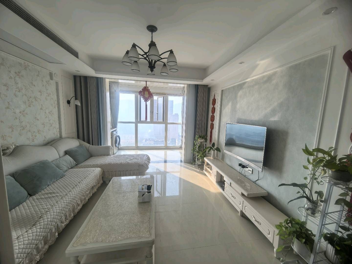 银轮新世界·精装修三室两厅·出租2000/月