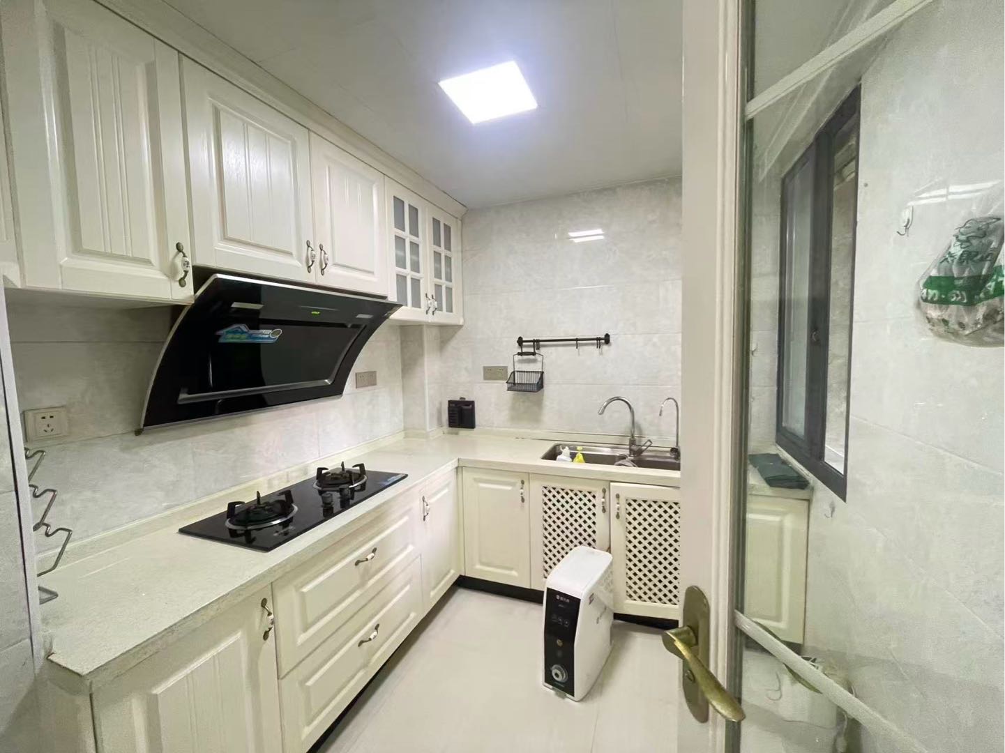 铜锣湾·北站对面·98平·小三居室39.8万·证齐精装修