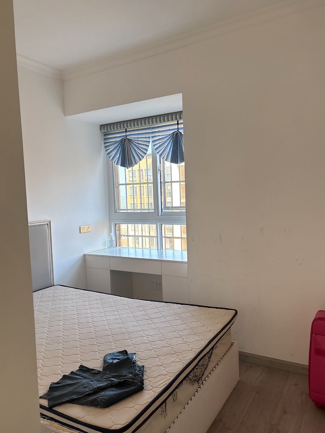 高铁片区·新岭地·全新装修三房两厅·拎包入住售价：55万