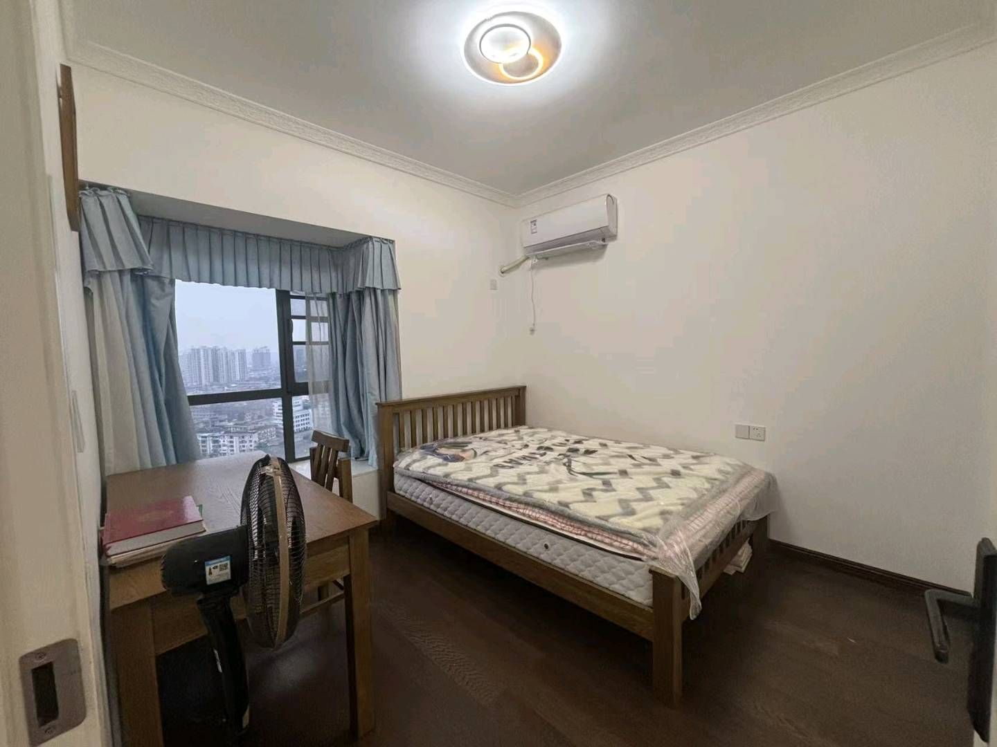 赤壁外滩河景房，3室2厅，精装修，拎包入住，价格68万