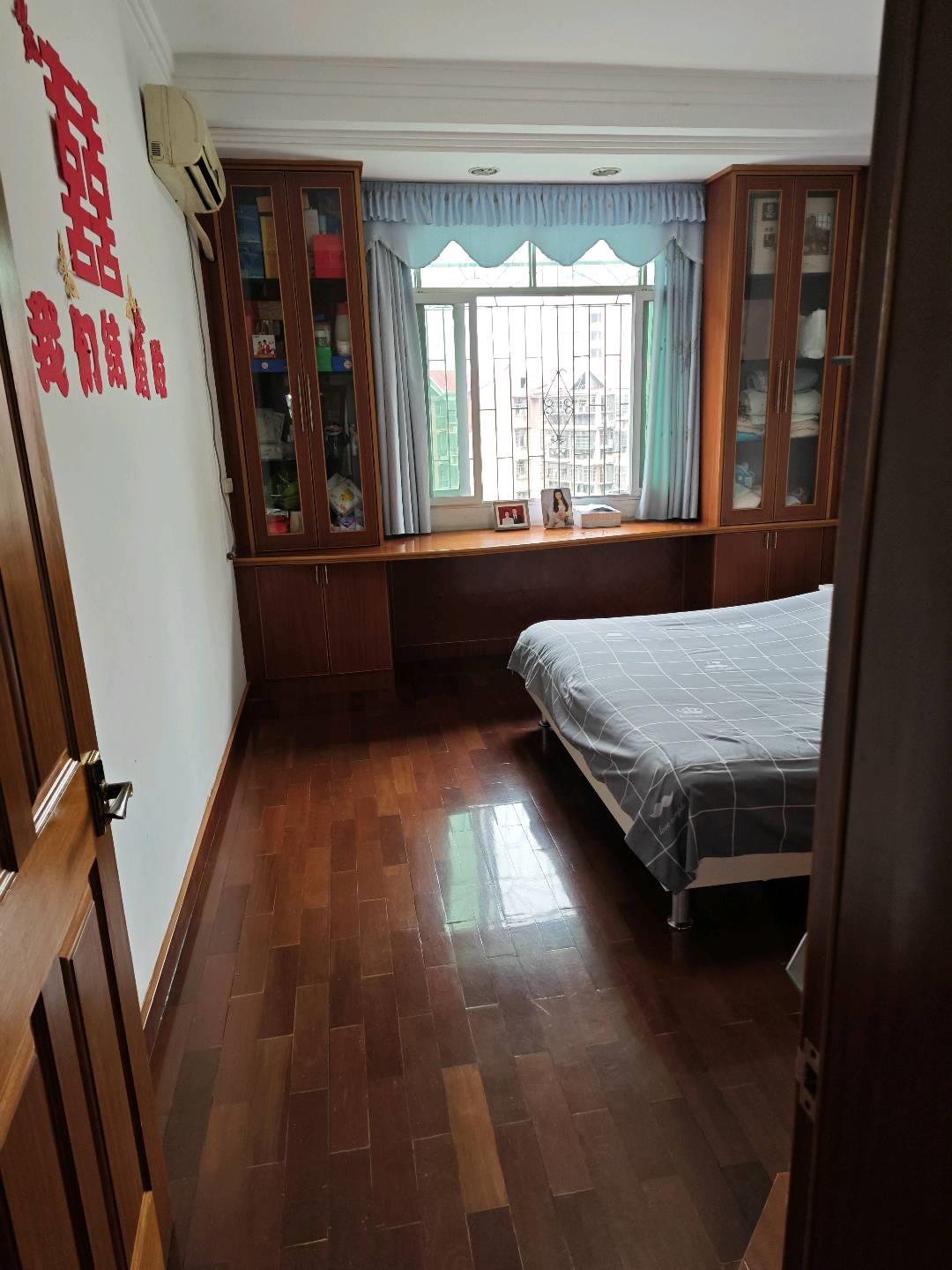 国贸附近种子公司楼梯房，三室两厅一卫，109平，19.8万，看房电话18307150819