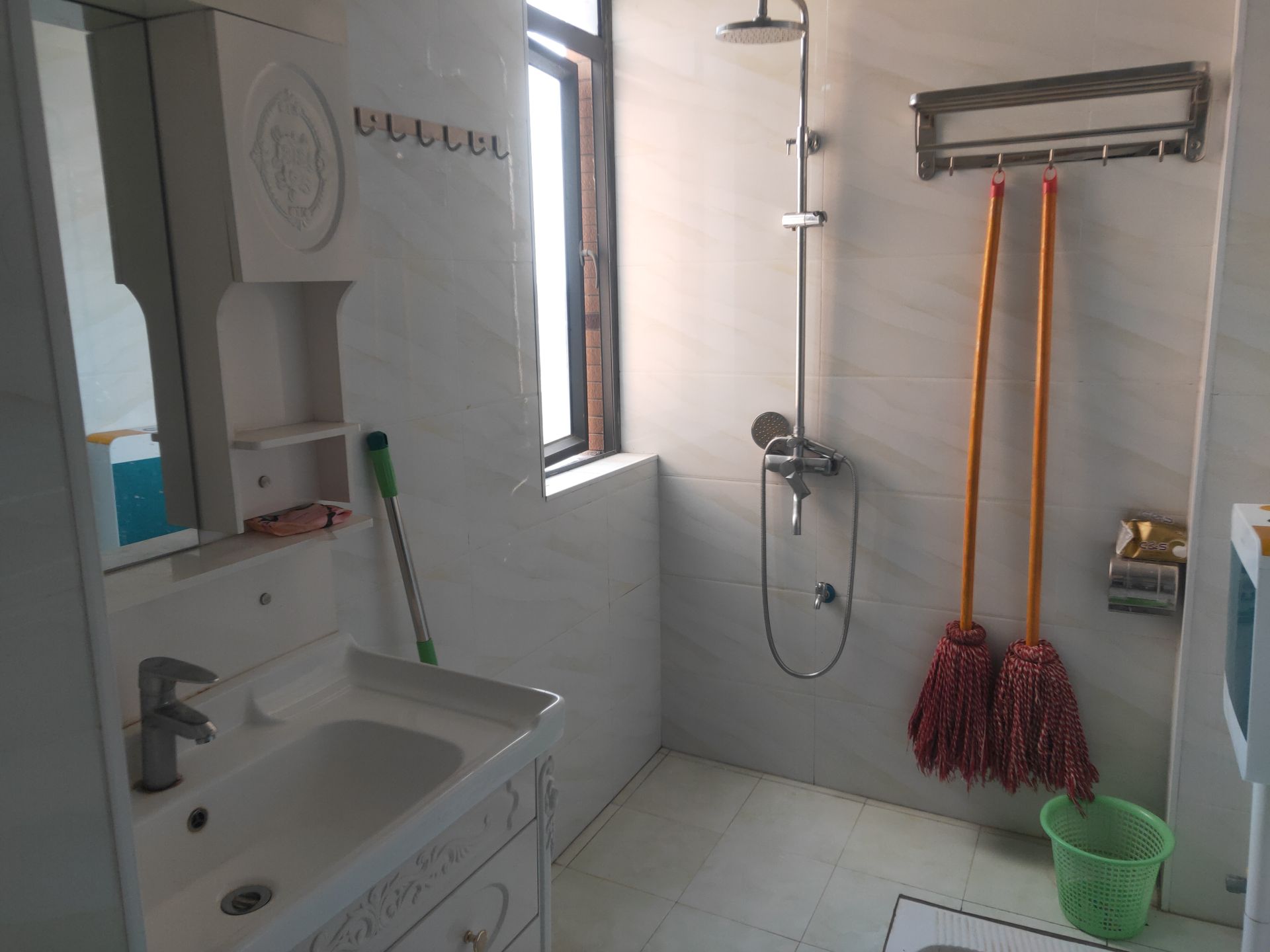 郡都小区·干净整洁·电梯两房两厅·出租1300/月