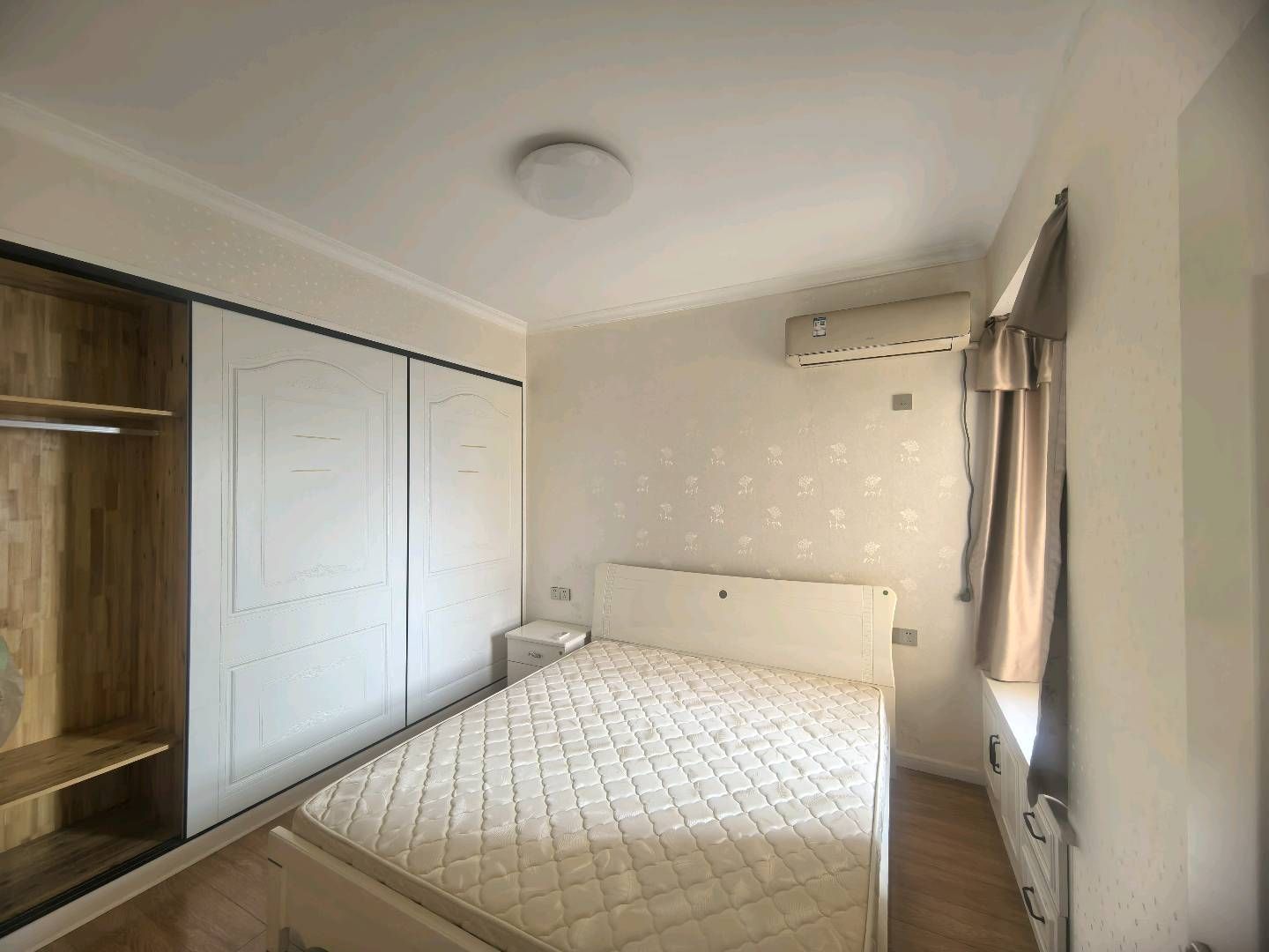 银轮新世界旁边3室2厅2卫电梯房120平精装修