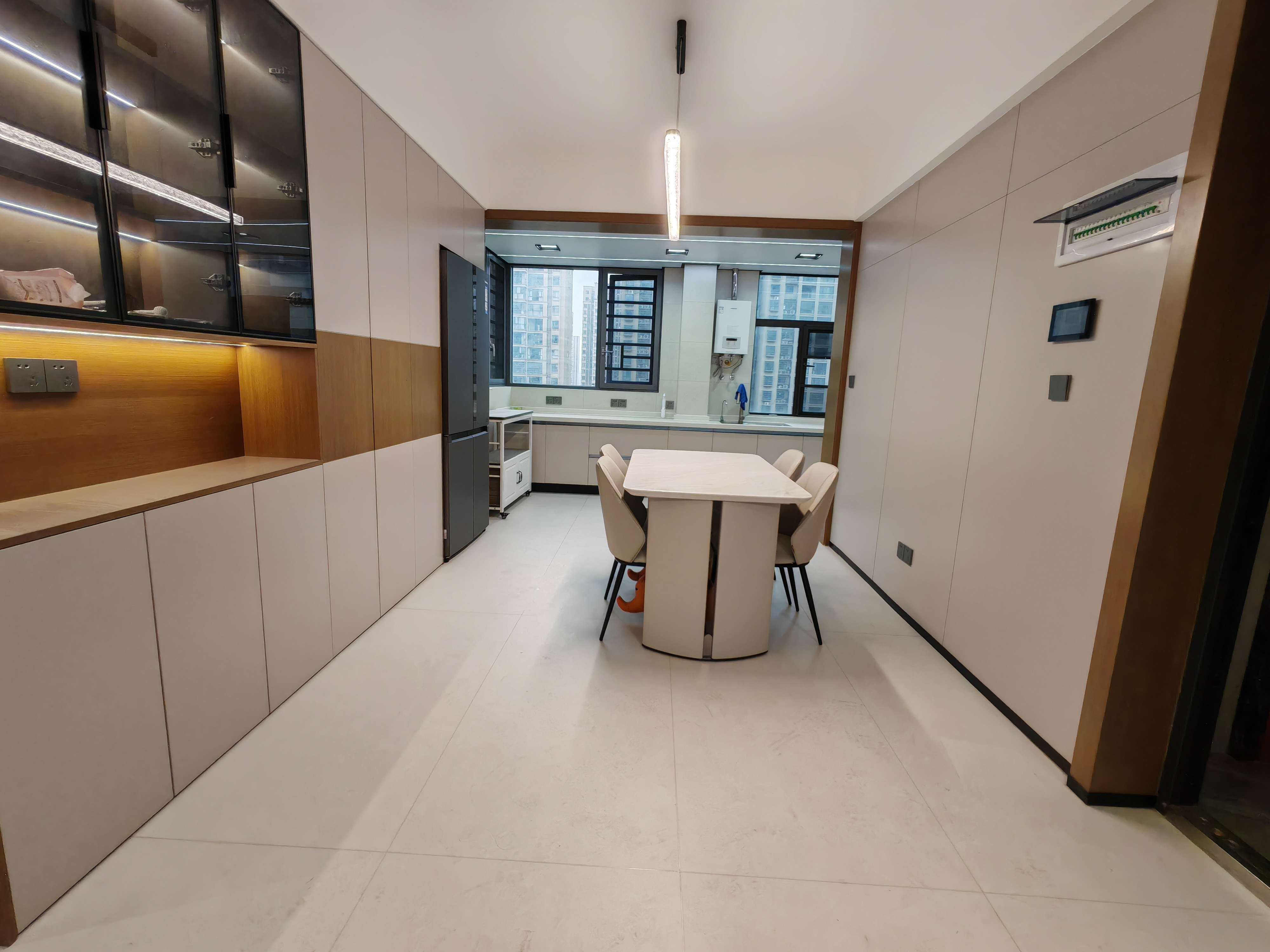 鹏成清华府专梯专户精装修大三室两厅两卫，南北通透户型看房方便，看房电话18307150819