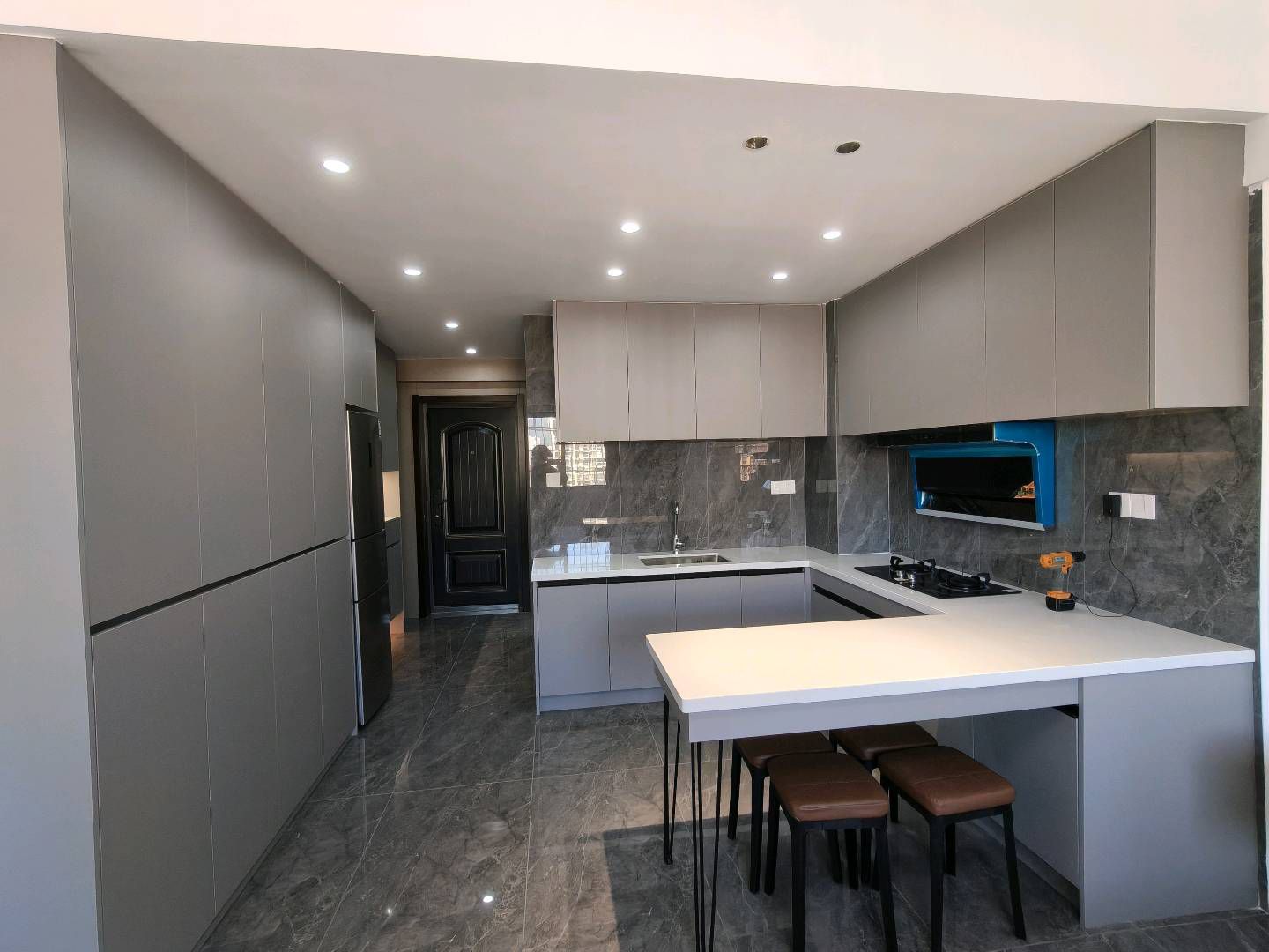 维多利亚·精装修·一室一厅·可以拎包入住1100/月