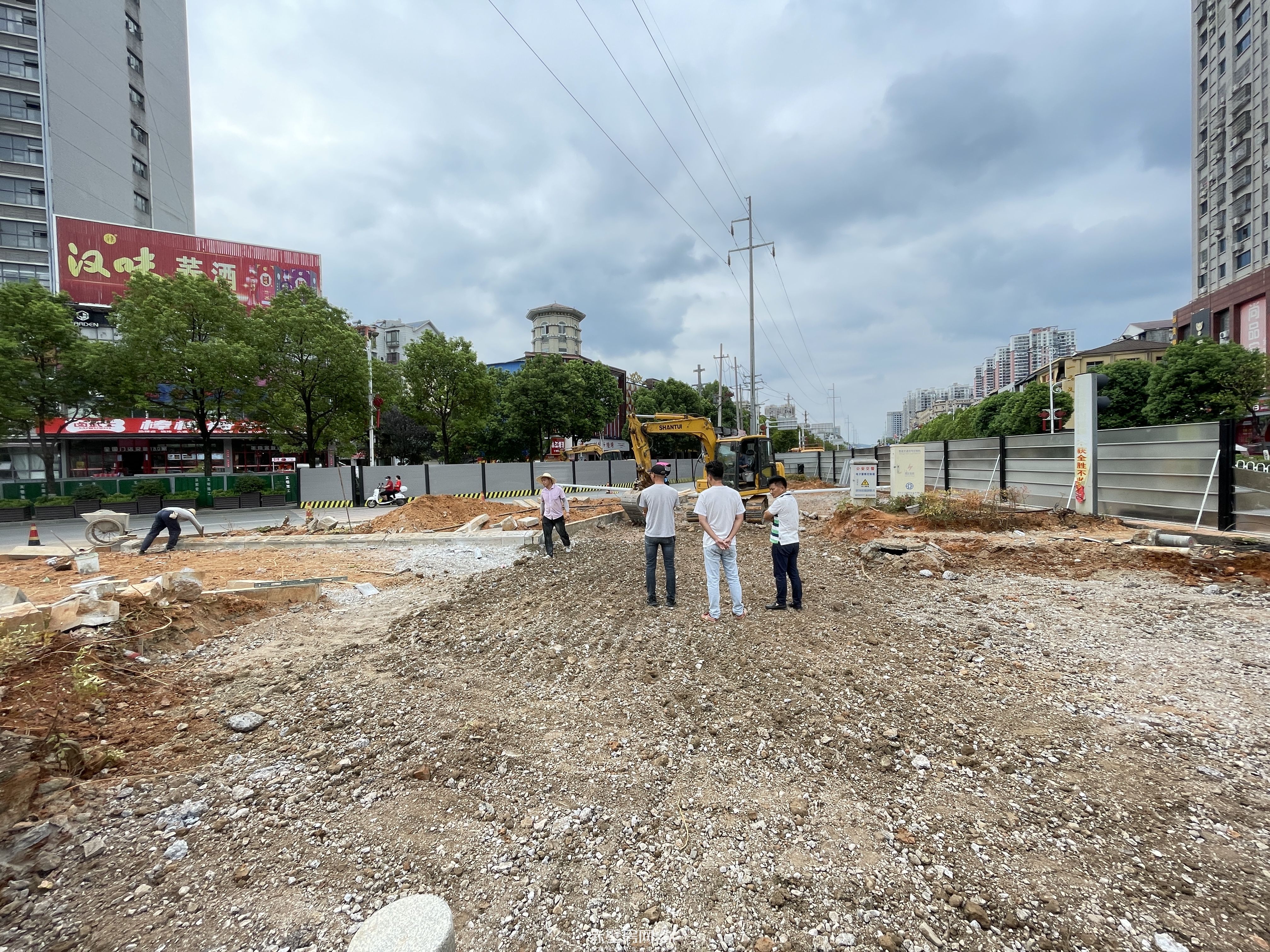 赤壁市東洲橋東岸交通擁堵點(diǎn)治理正在加速改造中！