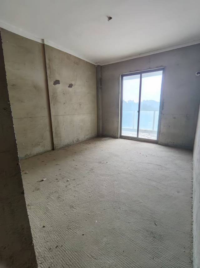 润园99平，可做3室，带地下车位一个，户子是边户，南北双阳台，售价35个，看房有钥匙15571531963