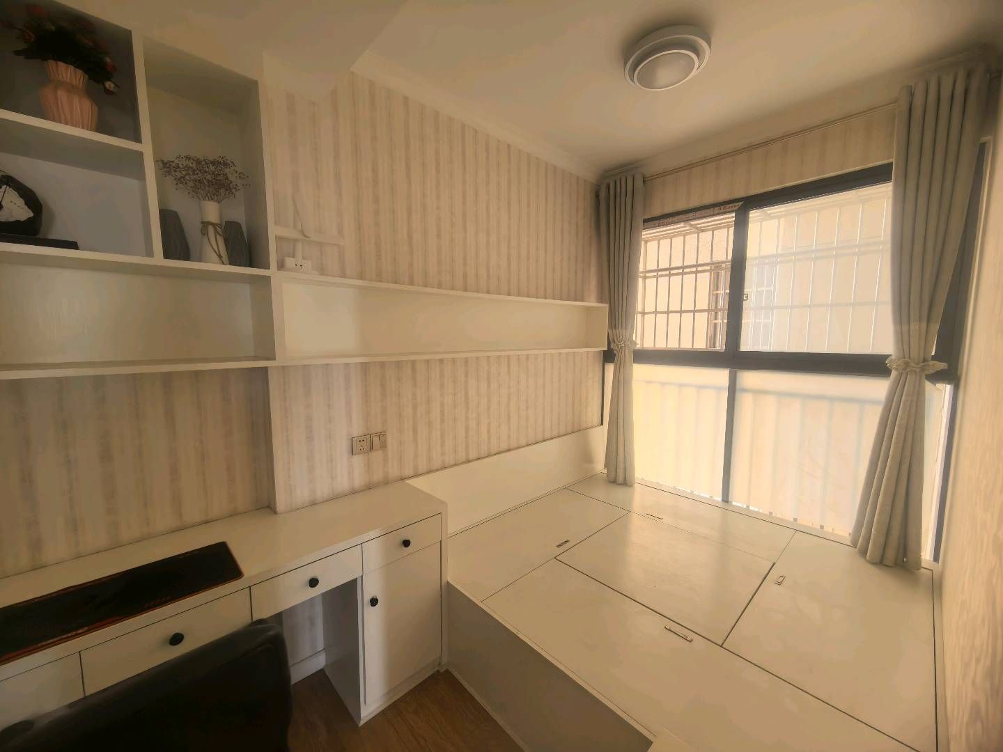 银轮新世界·精装修三室两厅·出租2000/月