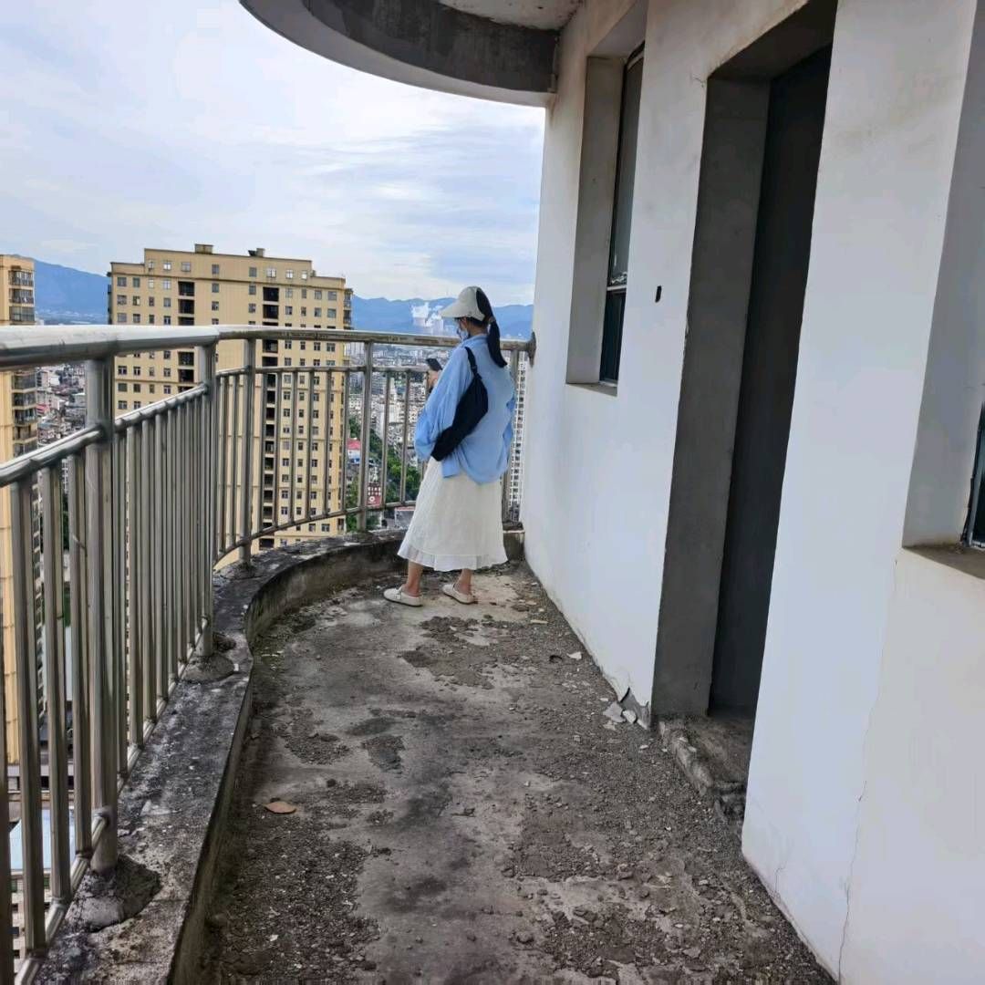 世纪大厦·毛坯房·好楼层·三室两厅·历史低价25万