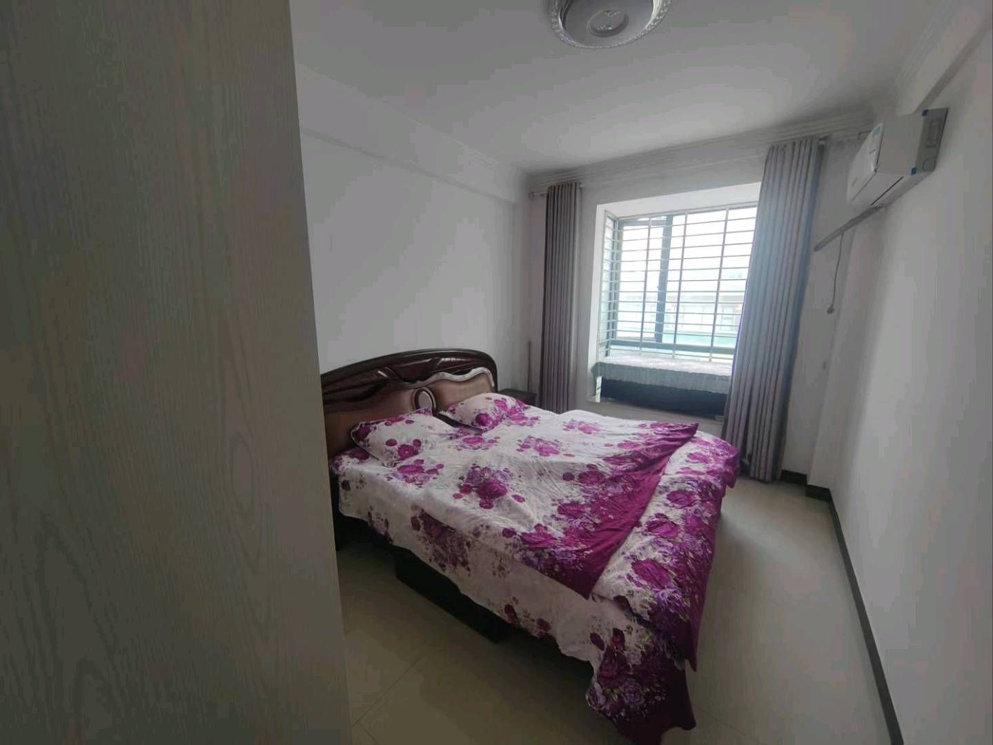 郡都小区小高层电梯·精装修三居室·诚意出租1400/月