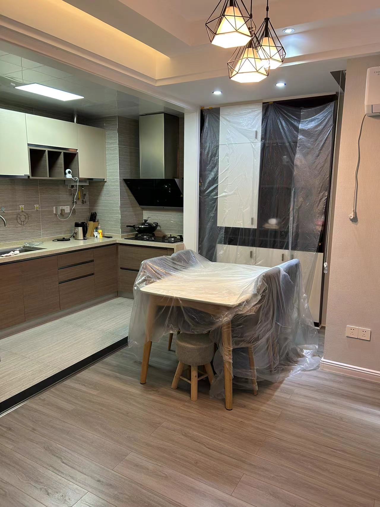 雍景新城·两室两厅·周边配套齐全·次新小区拎包入住/1800月