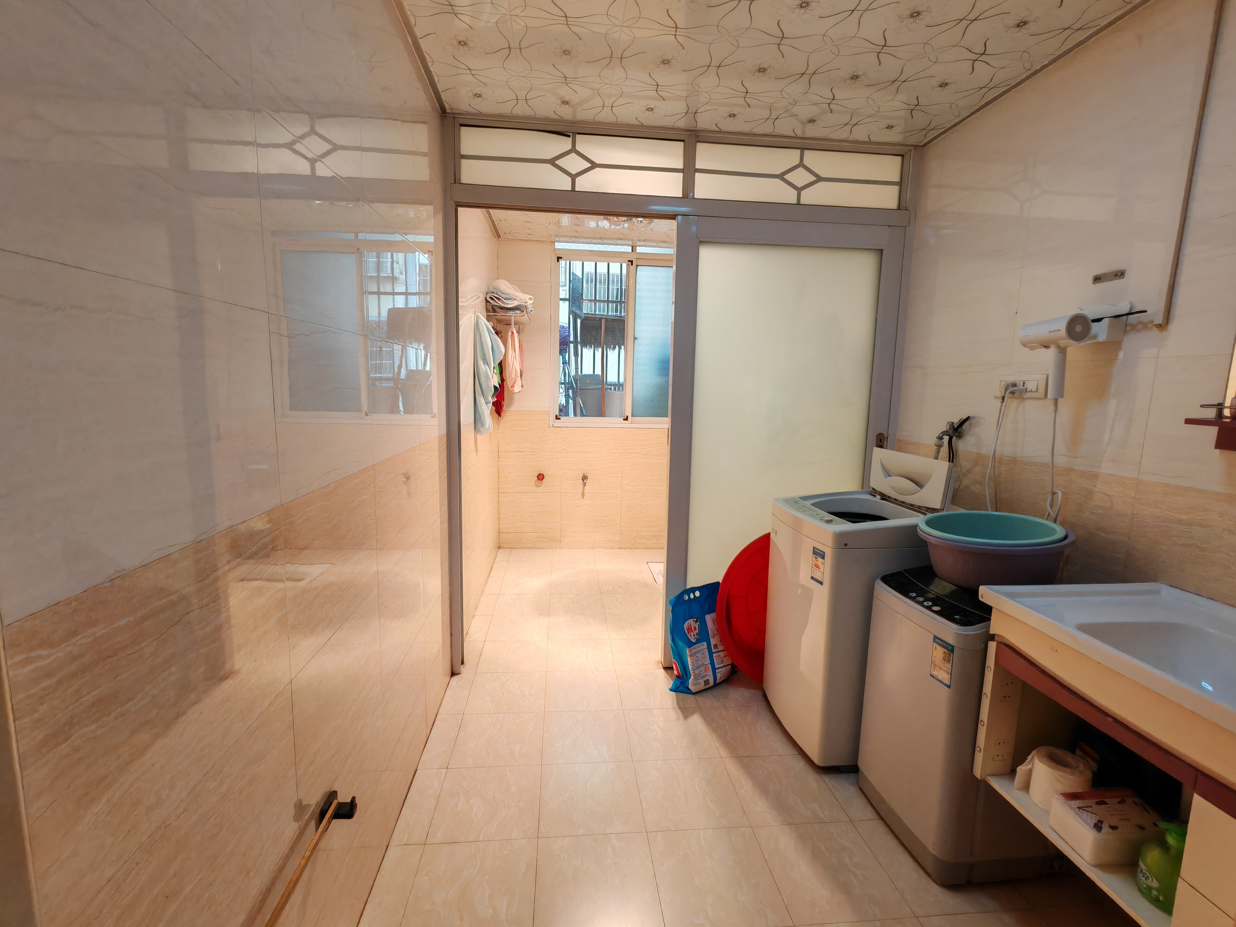 妇幼医院旁圆梦小区，2楼，129平，三房，带三轮车车库，25.8万，看房电话18307150819