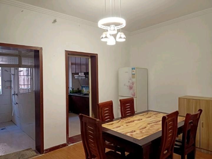 长城花园·步梯二楼·两室两厅出租1200/月