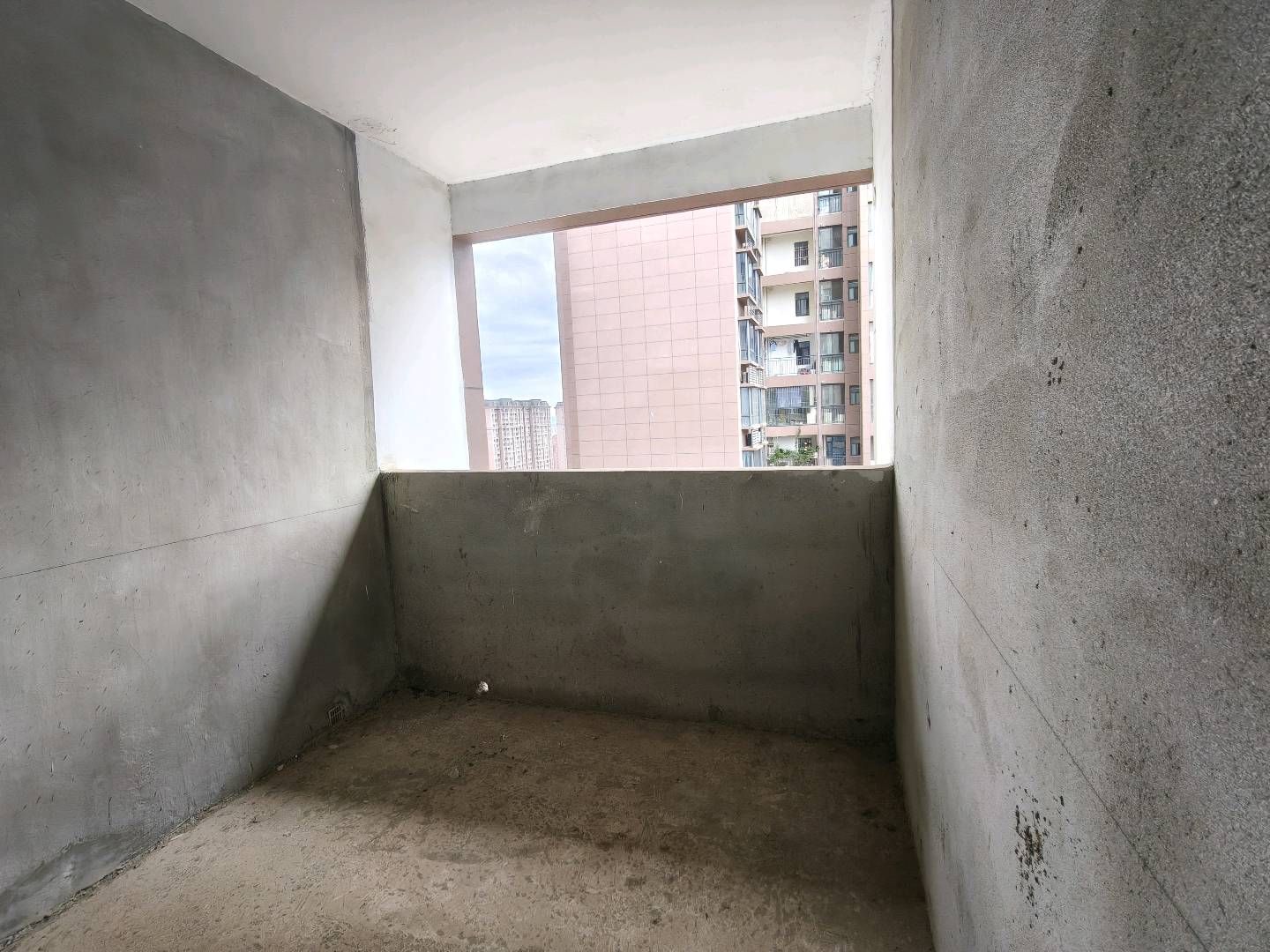 赤壁印象·95平米·三室两厅·毛坯有证卖35万