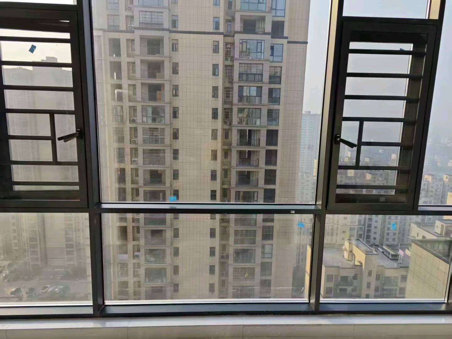 书包房·高铁片区·104平方·三房两厅两卫·全新装修·报价55万