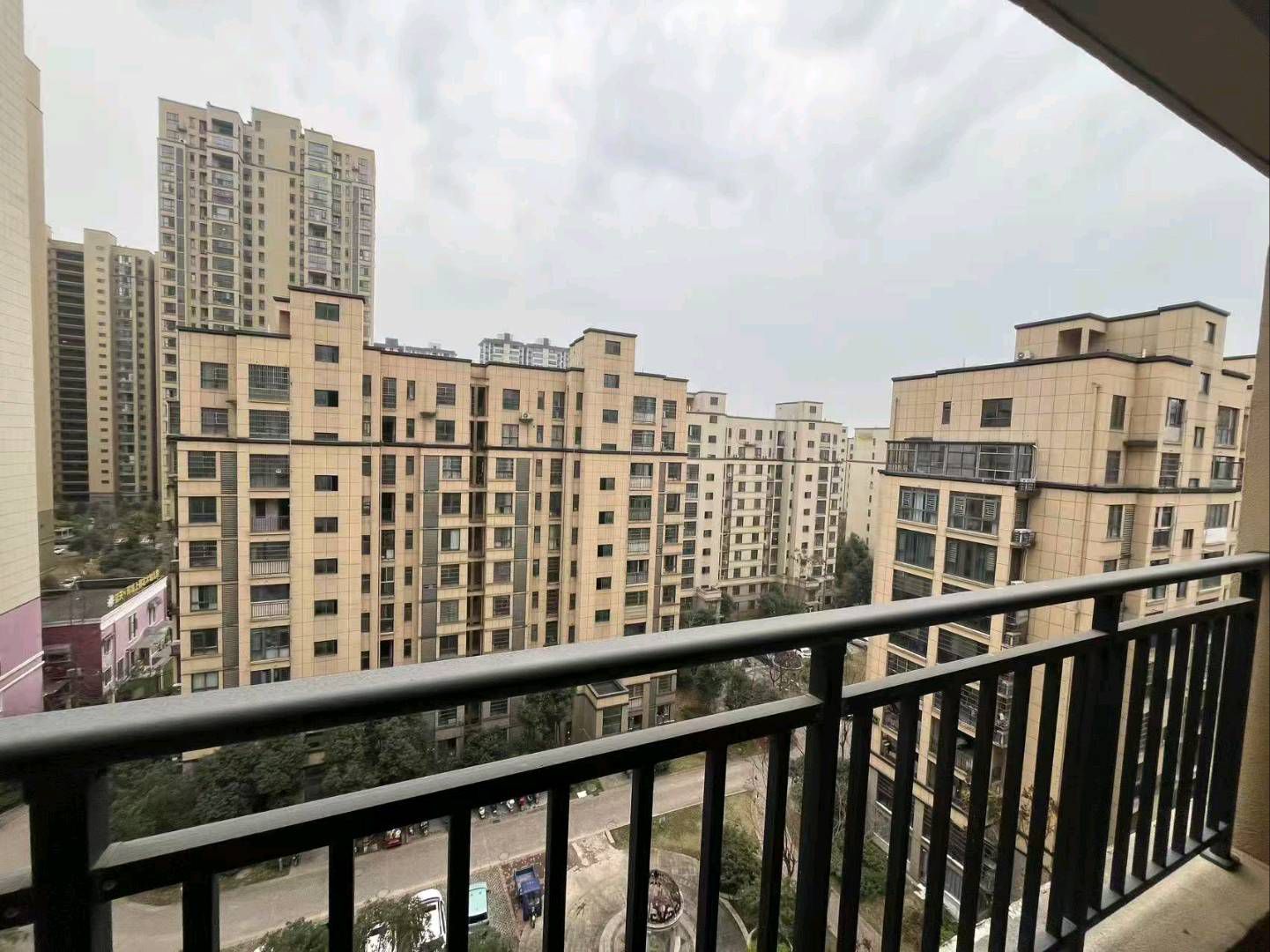 同城上都106平·书包房3室2厅2卫·毛坯房46.8万