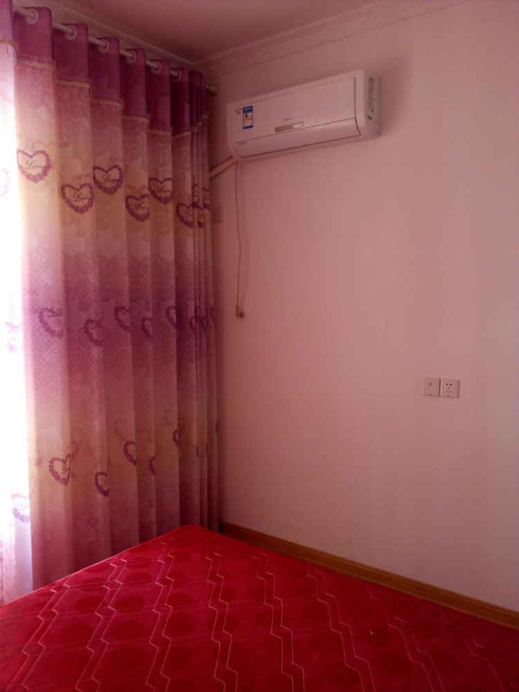 凯旋名都，紧靠人民医院，交通便利